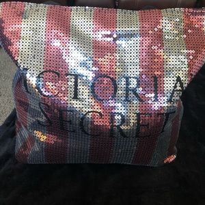 Two for 1 VS Totes NWT